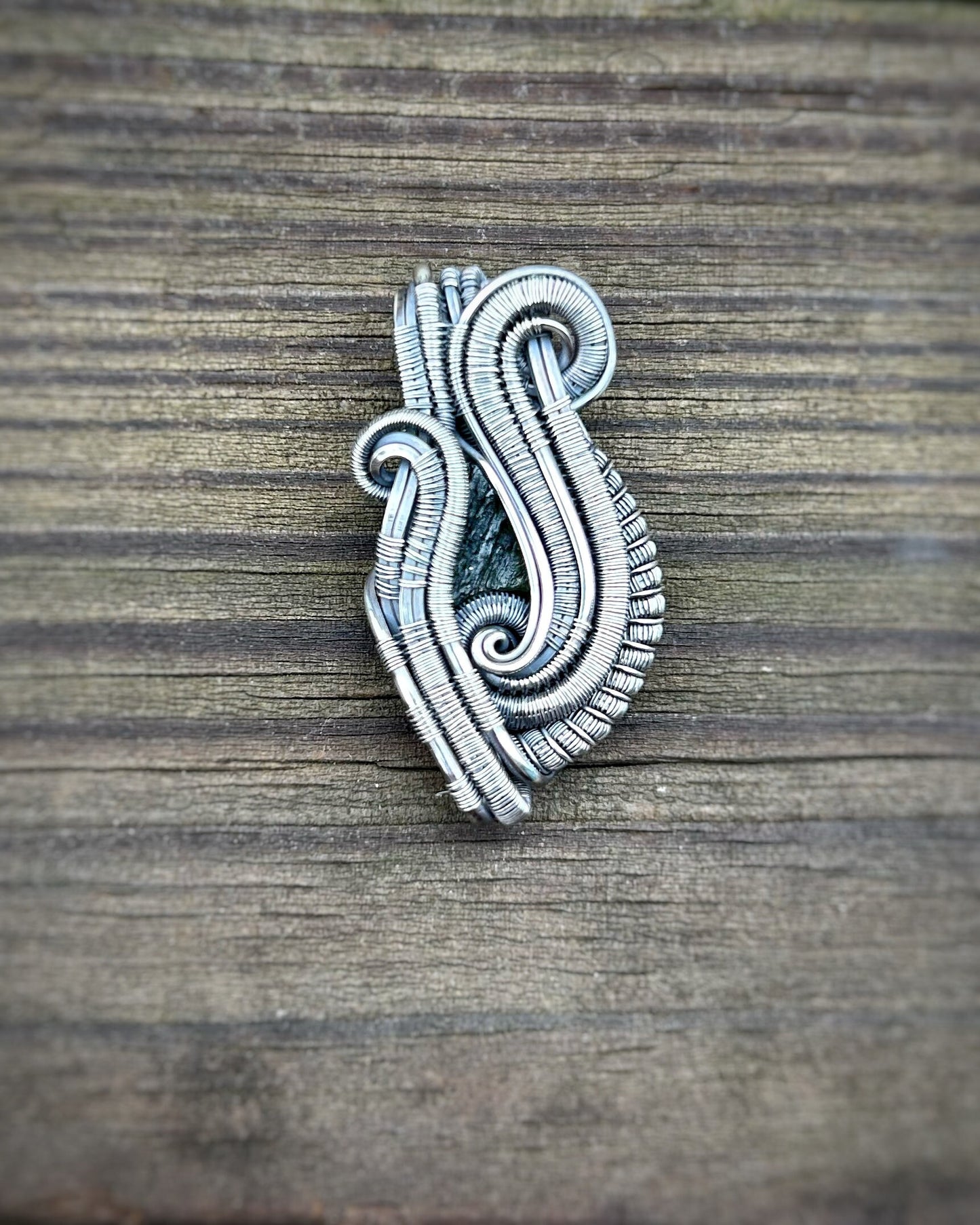 Moldavite mini // Wire Wrap // Pendant // Festival Jewelry // Oxidized Silver // Elegant // Gift // Handmade // Wire Flow // Green // Gem