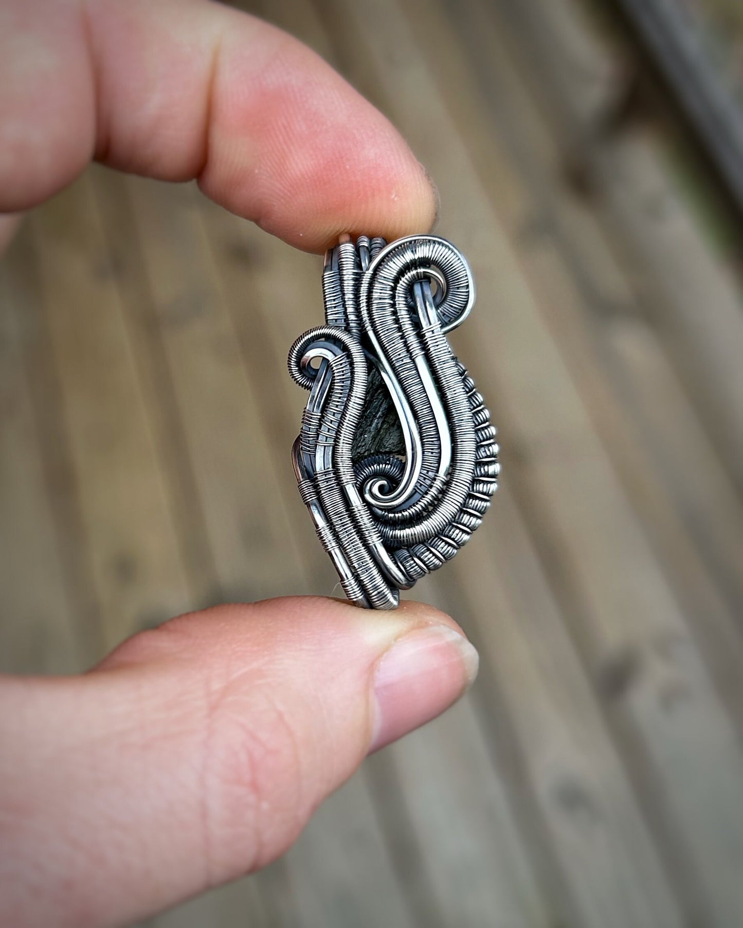 Moldavite mini // Wire Wrap // Pendant // Festival Jewelry // Oxidized Silver // Elegant // Gift // Handmade // Wire Flow // Green // Gem