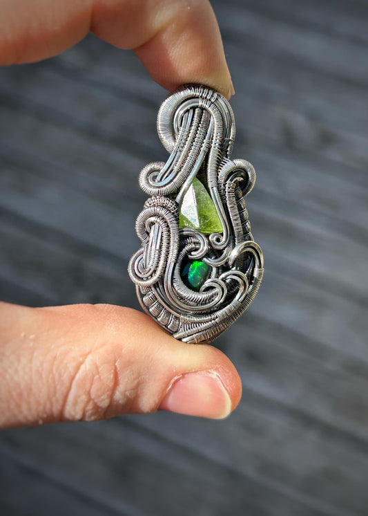 Green Opal Jammer // Peridot Crystal // Organic Wire Flow // Wire Wrap // Oxidized Silver // Pendant // Festival Jewelry // Handmade Art