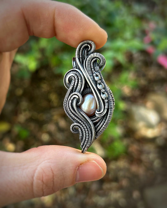 Pearls // Freshwater Pearls // Pendant // Wire Wrapped Pendant // Oxidized Silver // Handmade // Organic Wire Flow // Festival Jewelry
