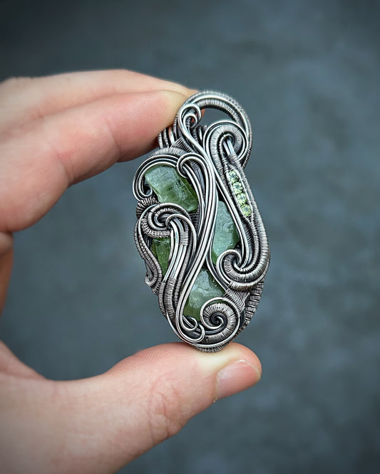 Peridot Pendant // August Birthstone // Green // Festival Jewelry // Wire Wrap // Handmade // Oxidized Silver // Sexy Wire Flow // Elegant