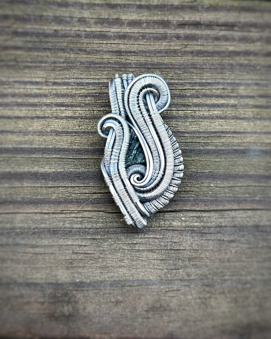 Moldavite mini // Wire Wrap // Pendant // Festival Jewelry // Oxidized Silver // Elegant // Gift // Handmade // Wire Flow // Green // Gem