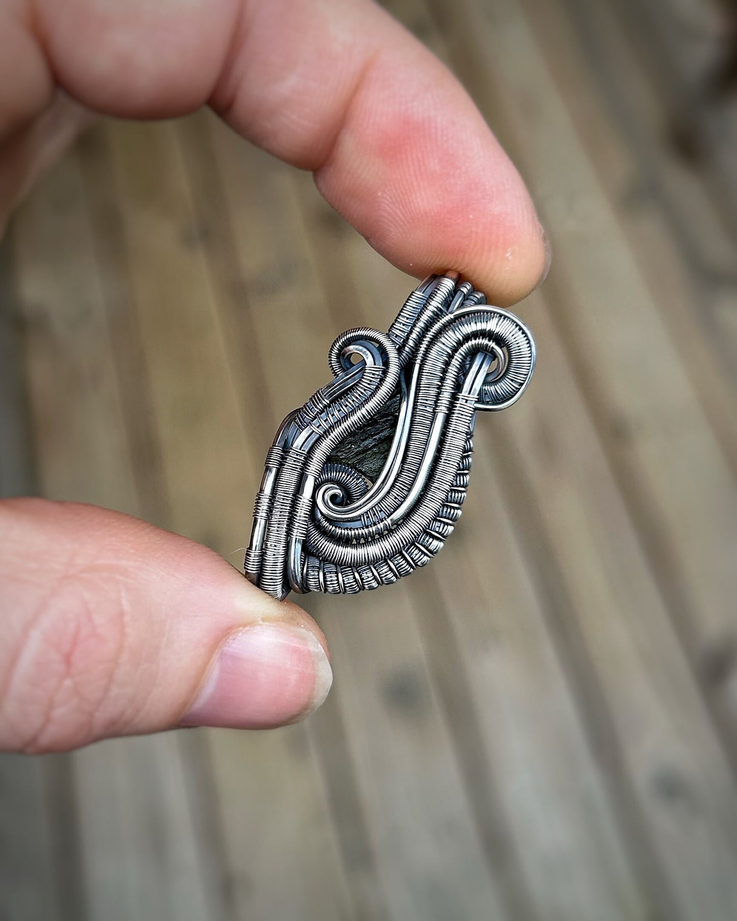 Moldavite mini // Wire Wrap // Pendant // Festival Jewelry // Oxidized Silver // Elegant // Gift // Handmade // Wire Flow // Green // Gem